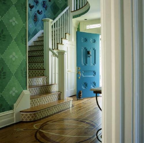 χαρούμενο πολύχρωμο σχέδιο εξωτερική πόρτα εσωτερικό δάπεδο ξύλινοι πράσινοι τοίχοι