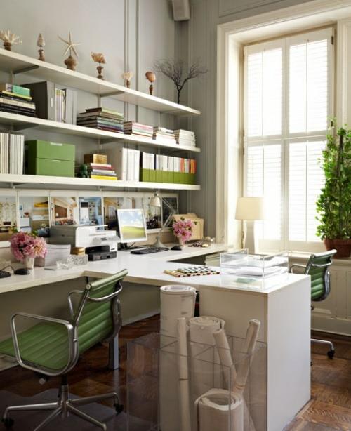 ανοιξιάτικη διακόσμηση πράσινο φωτεινό γραφείο φως βιβλία ράφια