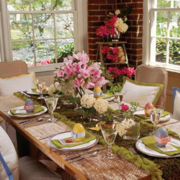 ανοιξιάτικη ιδέα τραπέζι διακόσμηση Πάσχα πολύχρωμα αυγά λουλούδια γρασίδι