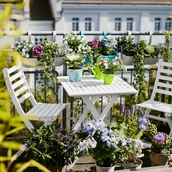 ανοιξιάτικα λουλούδια μπαλκόνια φυτά πτυσσόμενα τραπέζια καρέκλες λευκό σχέδιο βεράντας
