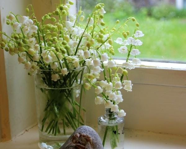 άνοιξη λουλούδια διακόσμηση κρίνο της κοιλάδας περβάζι παράθυρο διακοσμούν