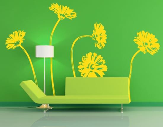 ιδέες διακόσμησης άνοιξη καναπές πράσινος τοίχος ταπετσαρία λουλούδια κίτρινα
