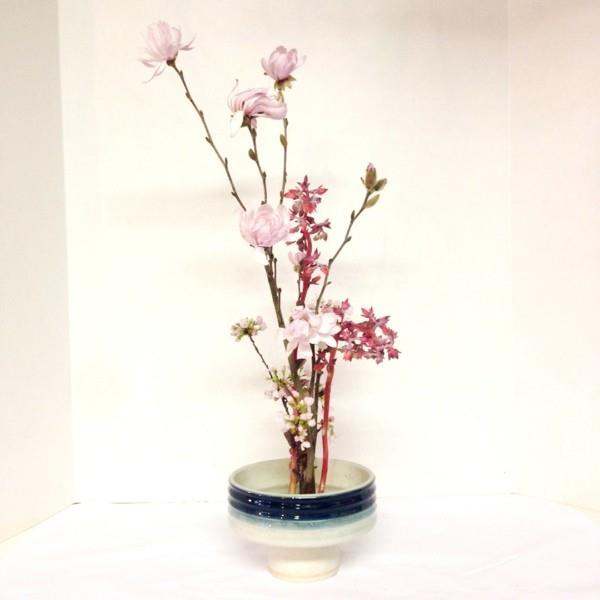 ανοιξιάτικη διακόσμηση ikebana ιαπωνική ρύθμιση λουλουδιών magnolia άνθη κερασιάς