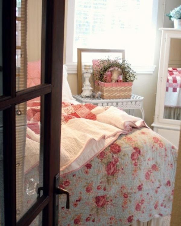 ανοιξιάτικη διακόσμηση στο υπνοδωμάτιο ροζ λουλουδάτο μοτίβο