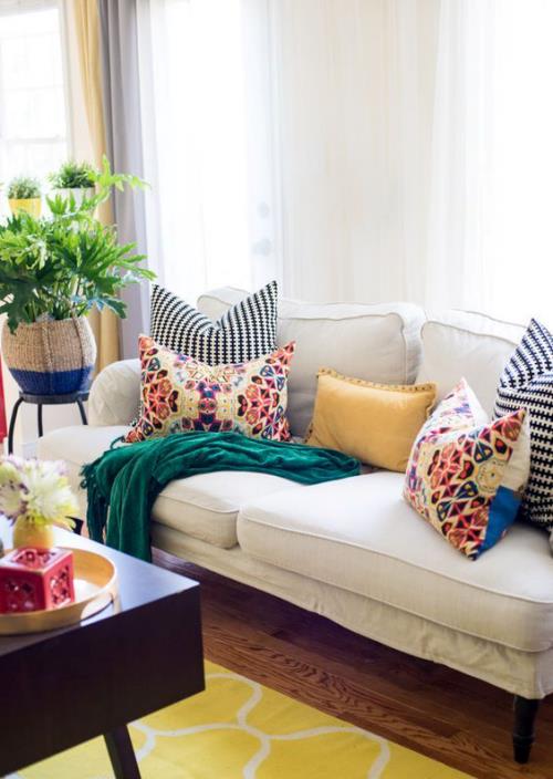 ιδέες διακόσμησης που μοιάζουν με την άνοιξη για το σαλόνι φωτεινό καναπέ πολύχρωμα μαξιλάρια