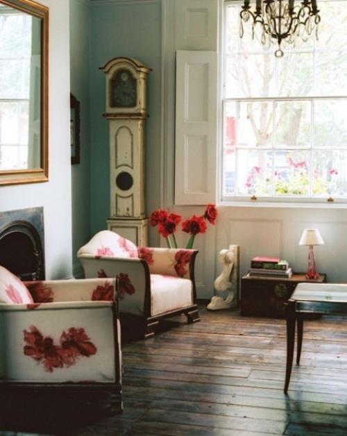 Ιδέες διακόσμησης που μοιάζουν με άνοιξη για το σαλόνι, λιτή επίπλωση, μοτίβα με λουλούδια σε σκούρο κόκκινο ξύλινο πάτωμα