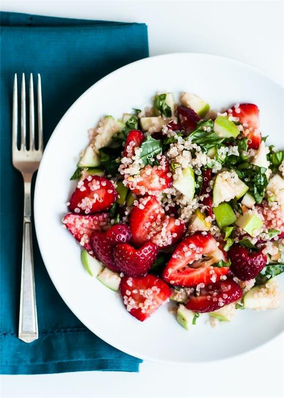 ανοιξιάτικες συνταγές χορτοφαγικά πιάτα σαλάτα λαχανικών με φράουλες σε μέγεθος