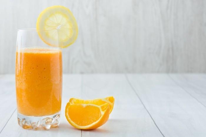 φυσικός διεγερτικός χυμός πορτοκαλιού με λεμόνι