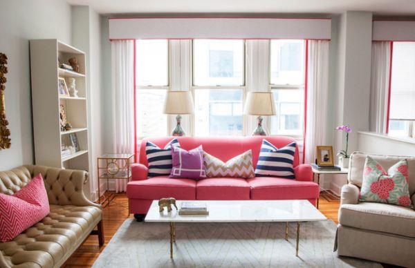 ο ροζ καναπές δίνει φρέσκους τόνους πολυάριθμα μαξιλάρια μοτίβου