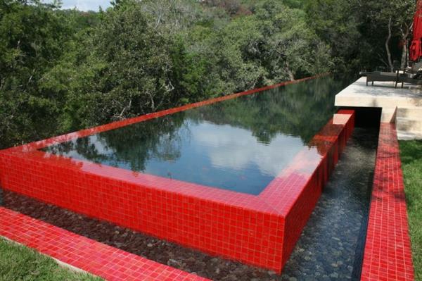 φρέσκα χρώματα στην πισίνα υπερχείλισης του κήπου σε βαθύ κόκκινο