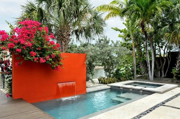 φρέσκα χρώματα στον κήπο μικρή ανοιχτή πισίνα σκούρο πορτοκαλί τοίχο