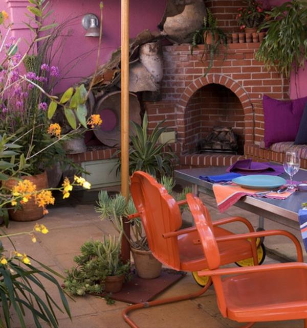 Φρέσκα χρώματα στον κήπο μωβ σκιά ευτελή λουλούδια πορτοκαλί καρέκλες
