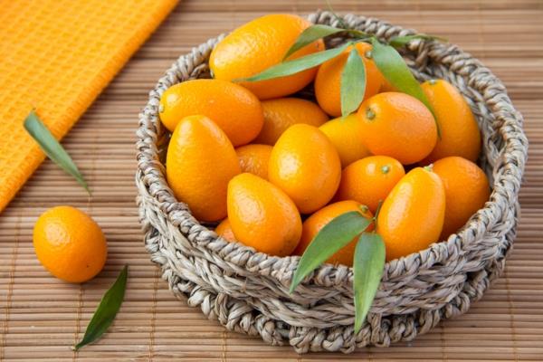 Kumquat σε ψάθινο καλάθι