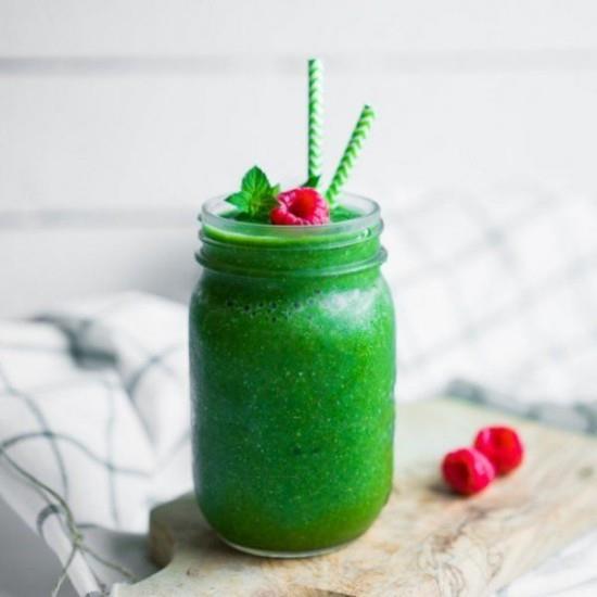 φρέσκο ​​πράσινο smoothie λίγα κόκκινα σμέουρα