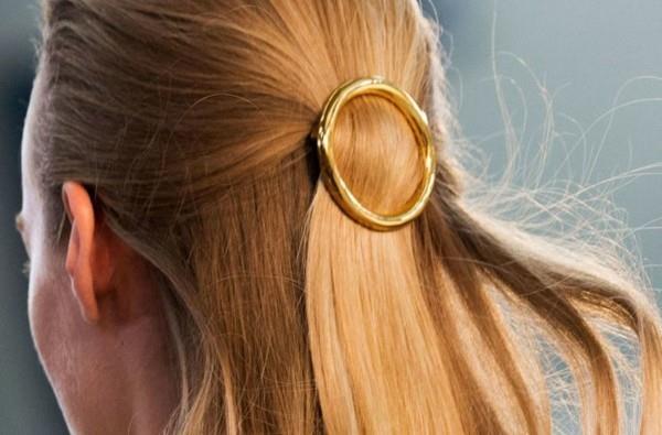 χτενίσματα 2020 χρυσά γυαλιστερά αξεσουάρ μαλλιά καρφιτσωμένα