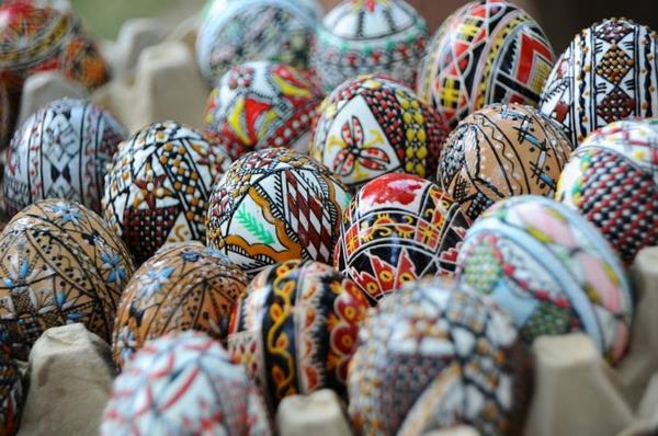 ευτυχισμένες πασχαλινές ευρωπαϊκές παραδόσεις πολύχρωμα αυγά από τη Ρουμανία