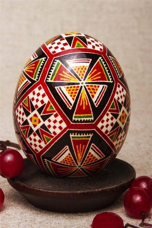 ευτυχισμένες πασχαλινές ευρωπαϊκές παραδόσεις ζωγραφίζοντας πολύχρωμα αυγά