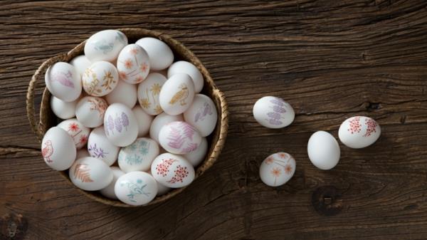 Ευτυχισμένο Πάσχα ευρωπαϊκές παραδόσεις πολύχρωμα αυγά