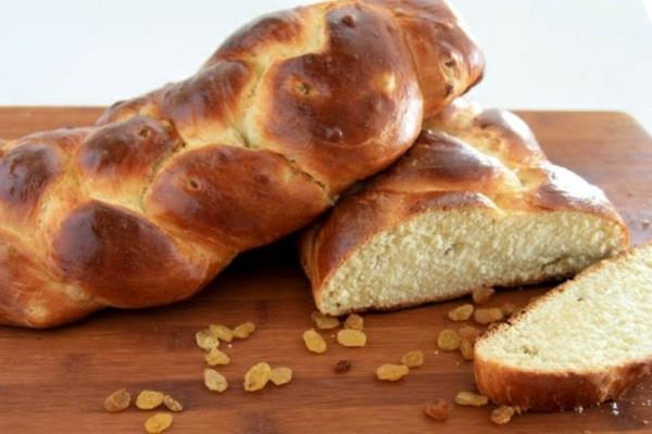 ευτυχισμένες πασχαλινές ευρωπαϊκές παραδόσεις πασχαλινό ψωμί με σταφίδες