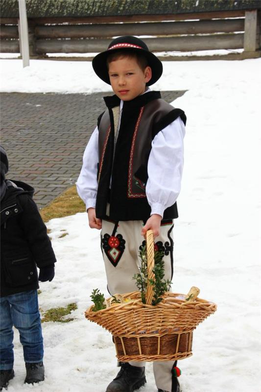 ευτυχισμένη πασχαλινή ευρωπαϊκή παράδοση πολωνικό αγόρι με πασχαλινό καλάθι