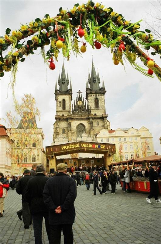 ευτυχισμένες πασχαλινές ευρωπαϊκές παραδόσεις διακόσμηση δρόμου της Πράγας