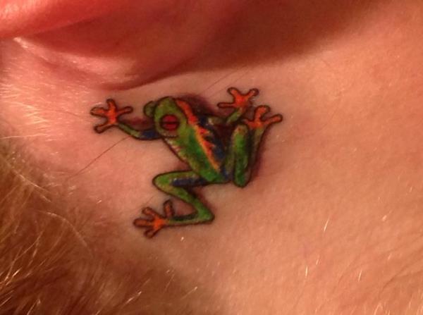 βάτραχος τατουάζ πίσω από τατουάζ αυτιών