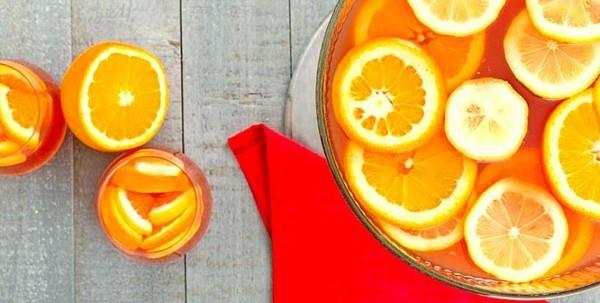 φρουτώδες γροθιά παραμονής Πρωτοχρονιάς με πορτοκάλια