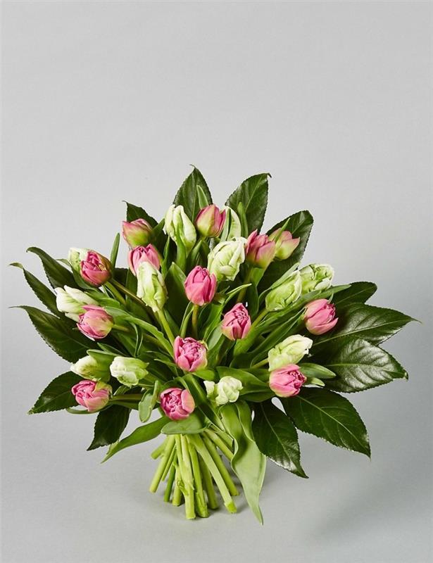 ανοιξιάτικο μπουκέτο με τουλίπες κομμένα λουλούδια διατηρούν τη φροντίδα τουλίπας περισσότερο
