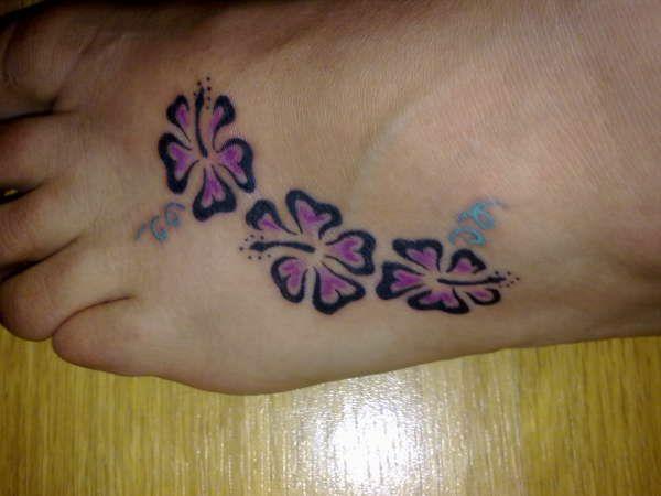 τατουάζ ποδιών σχεδιάζει λουλούδια