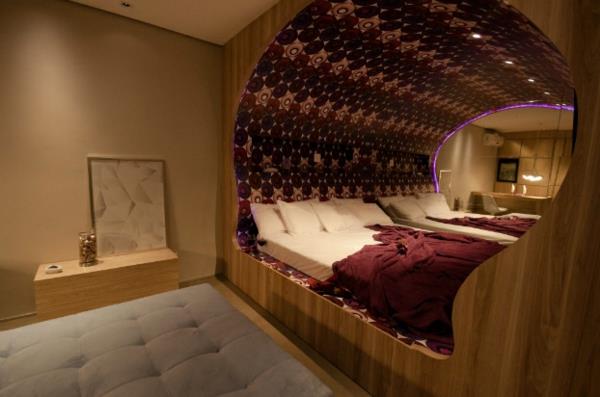 φουτουριστικό υπνοδωμάτιο σχεδιάζει ευγενείς κόκκινους και σκούρους μοβ τόνους