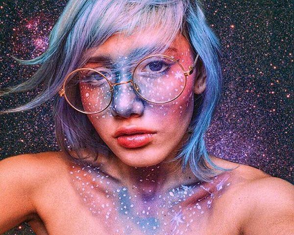 galaxy make up trend νεαρή γυναίκα με γυαλιά