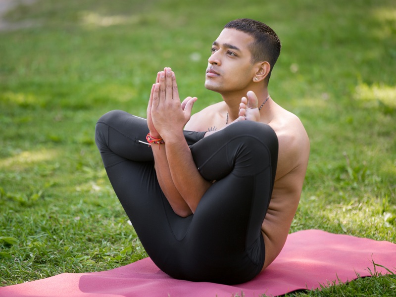 Garbhasana (vaisiaus poza), kaip tai padaryti ir nauda