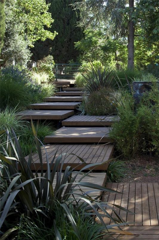 δημιουργία κήπου σε πλαγιά κήπο φυτά ξύλινες σκάλες