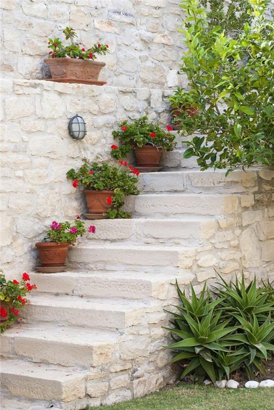 ιδέες διακόσμησης κήπου σκαλοπάτια μεσογειακού στυλ γλάστρες