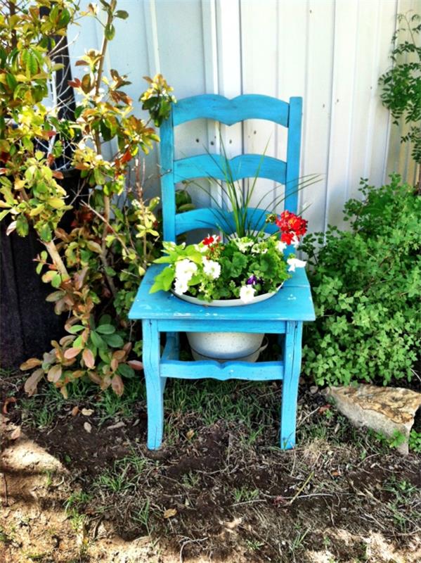 κήπος διακοσμούν τα φυτά της μπλε καρέκλας