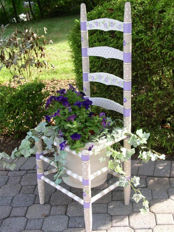 κήπος διακοσμεί λευκή καρέκλα μοβ λουλούδια