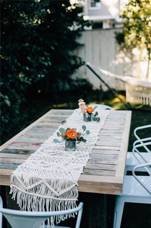 ιδέες σχεδιασμού κήπου ξύλινο τραπέζι κήπου με τραπεζομάντιλο