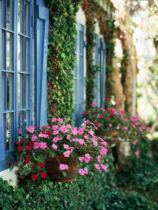 αυλή κήπου επίπλωση μεταβατική γλάστρες κρεμαστό παράθυρο