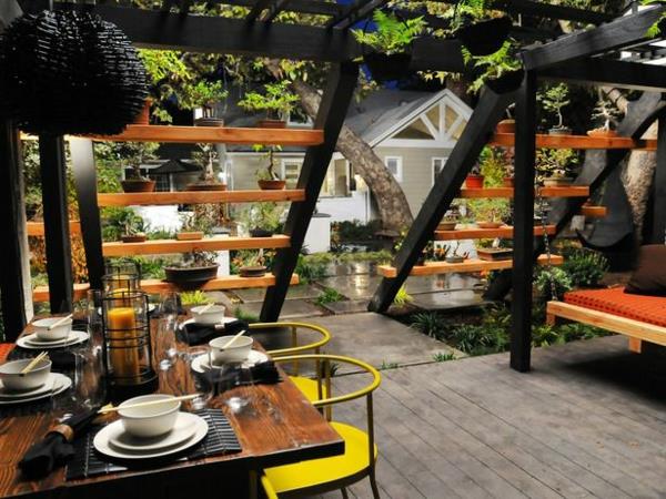 ιδέες κήπου ασιατικό στυλ πέργκολα κίτρινες προθέσεις ξύλινες σκάλες