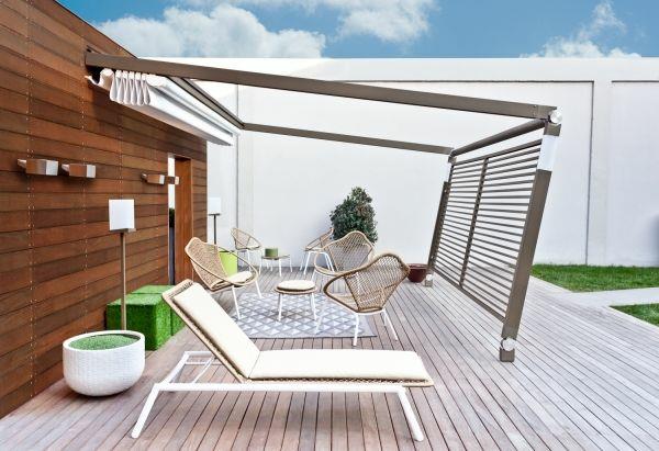 ιδέες κήπου πέργκολα μεταλλικά καταστρώματα ξύλινα έπιπλα κήπου καρέκλες μπαστούνι
