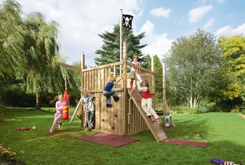 κήπος παιδικός χώρος παιχνιδιού ξύλινο σπίτι παιδιά παίζουν