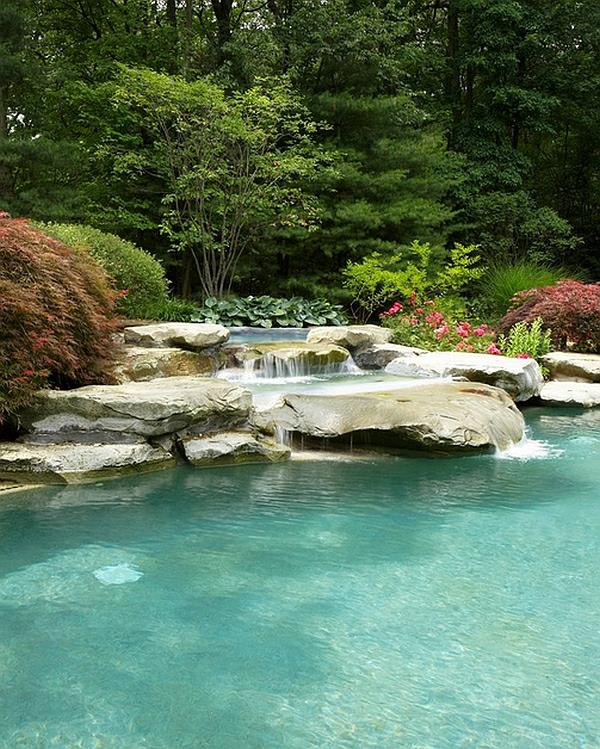 κήπος με καταρράκτη πισίνας πέτρες πλακάκια φυσικά