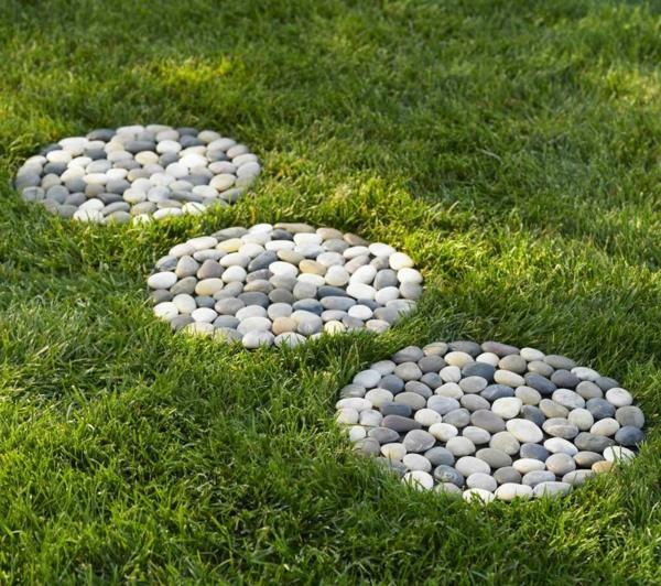 κήπος με πέτρες σχήμα βήματα γρασίδι