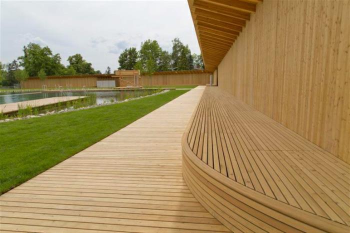 πισίνα κήπου χωρίς χλώριο φυσική πισίνα ξύλινα έπιπλα βιώσιμο σχεδιασμό