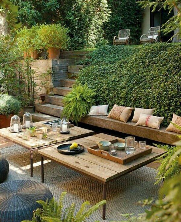 Οι χώροι καθιστικού στον κήπο είναι άνετοι και φιλόξενοι, με πολύ πράσινο