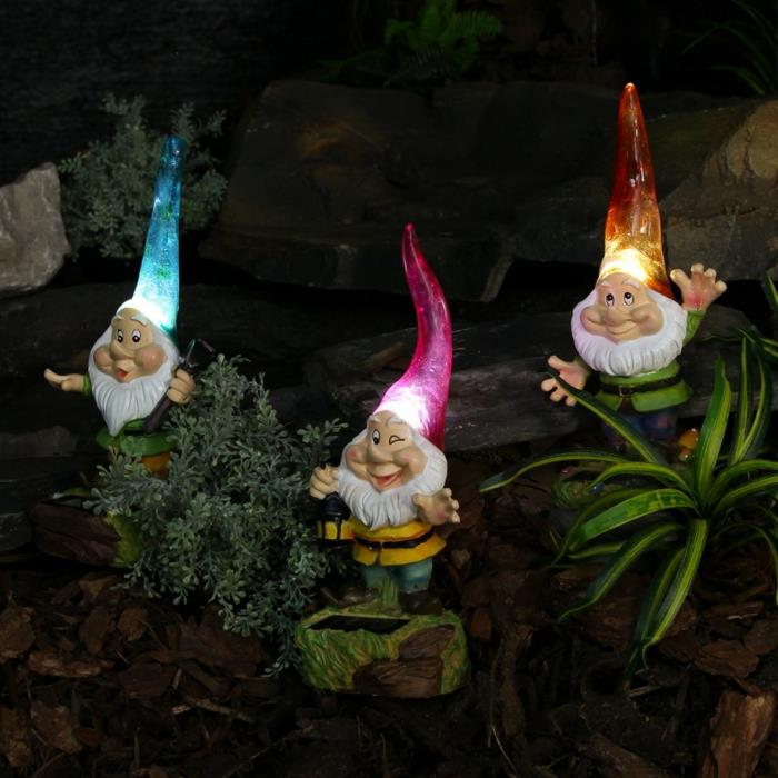 κήπος ομορφαίνουν gnomes ηλιακό κήπο τη νύχτα