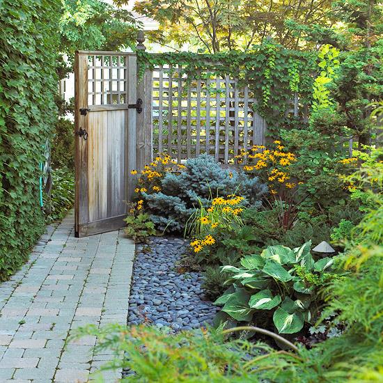 κήπος φράχτης ξύλο braum πλέγμα καφέ πράσινο ξύλο αέρινες πόρτες πέτρες λουλούδια
