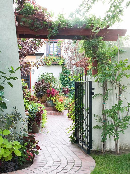 φράχτη κήπου ξύλο braum μεταλλικό πλέγμα πόρτα φυτά λουλούδια