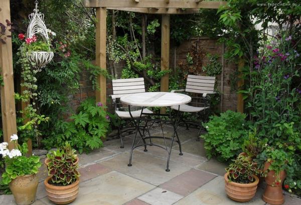 κηπουρική έπιπλα κήπου επιτραπέζια καρέκλες γλάστρες φυτά ξύλινη πέργκολα