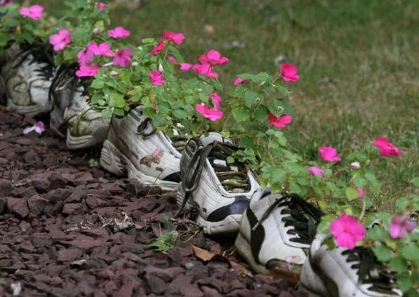 ιδέες διακόσμησης κήπου δημιουργήστε λουλούδια αθλητικά παπούτσια με παρτέρια